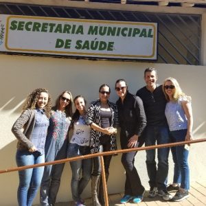 Equipe de pesquisadores de campo na secretaria municipal de saúde do município de Indaiabira