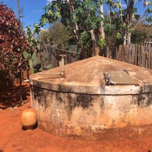 Sistema de armazenamento de água da chuva em residência rural de Avelino Lopes