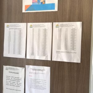 Sala de Ultrassonografia com avisos dos agendamentos dos exames